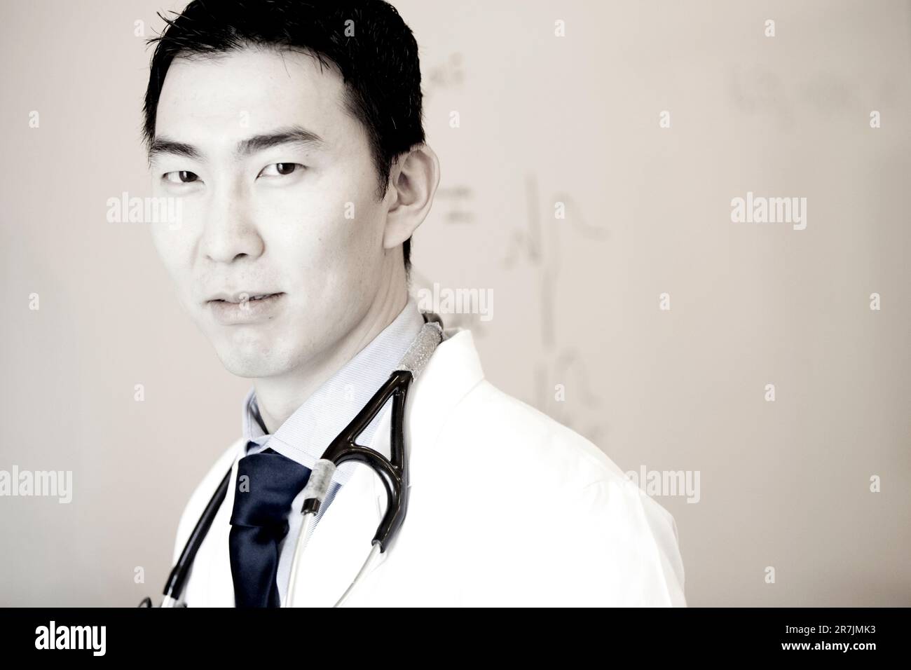 Un ritratto di un medico maschio in un camice bianco da laboratorio con uno stetoscopio intorno al collo. Foto Stock