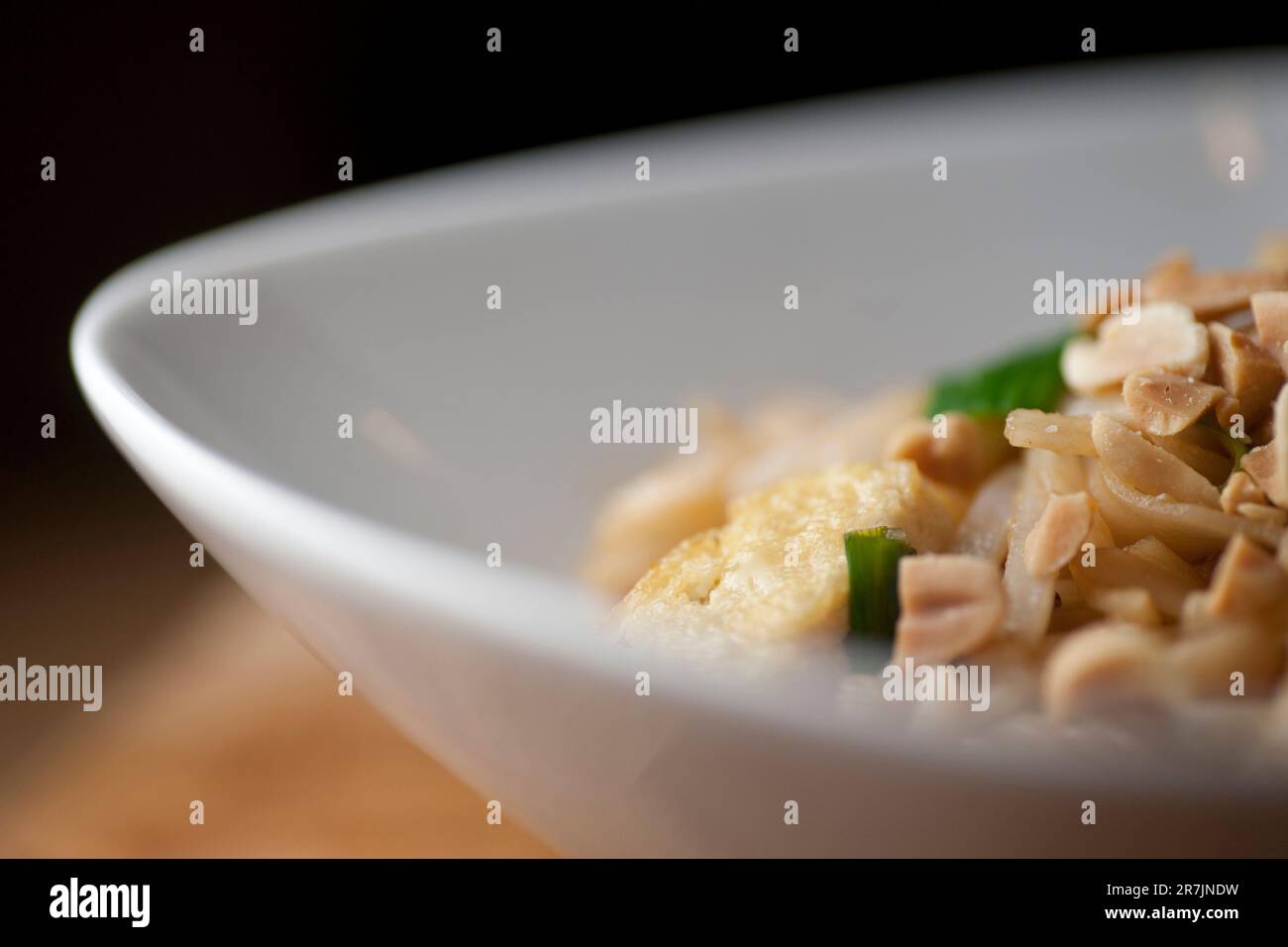 Spaghetti thai fatti in casa seduti in una ciotola bianca su un bancone in cucina a Seattle, Washington. Foto Stock