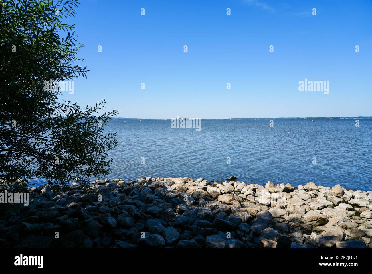 Vista dello Steinhuder Meer vicino ad Hannover nella bassa Sassonia. Paesaggio al lago con la natura circostante. Foto Stock