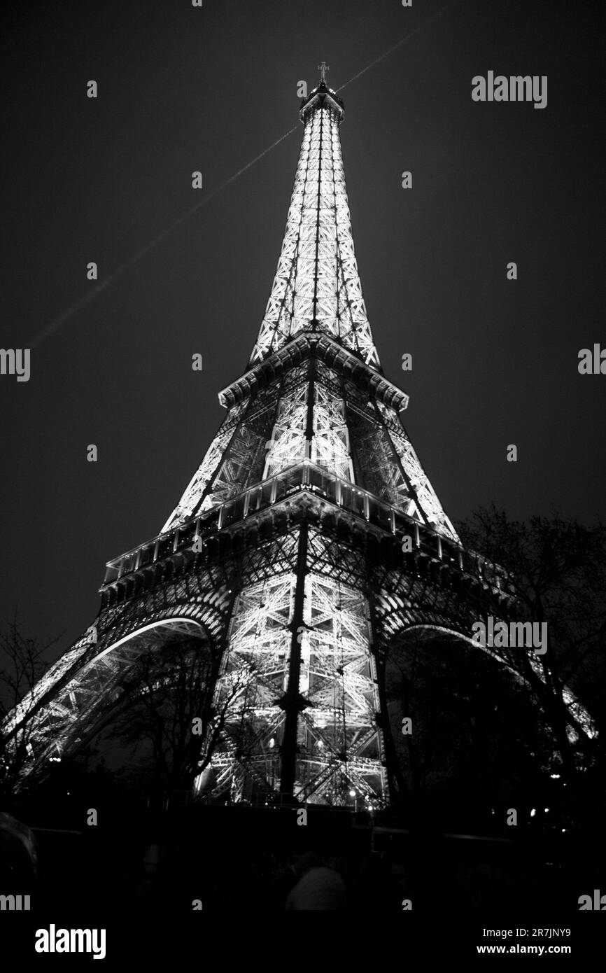 Luci notturne alla Torre Eiffel di Parigi, Francia. Foto Stock