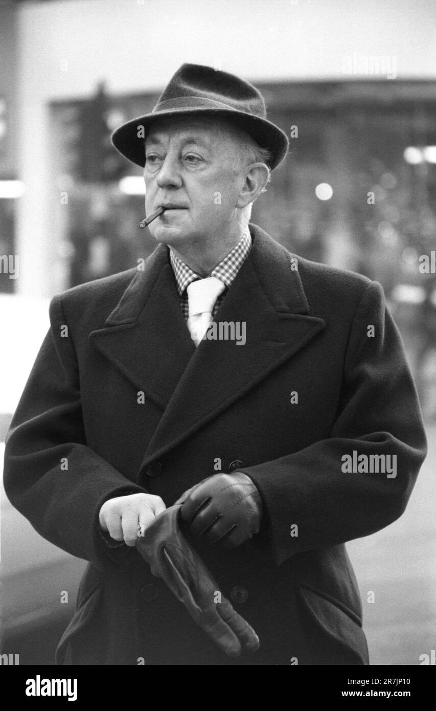 Sir Alec Guinness l'attore che stava esibendo nel Vecchio Paese, al Queens Theatre, Shaftesbury Avenue. Londra, Inghilterra circa 1977. 1970S REGNO UNITO HOMER SYKES Foto Stock