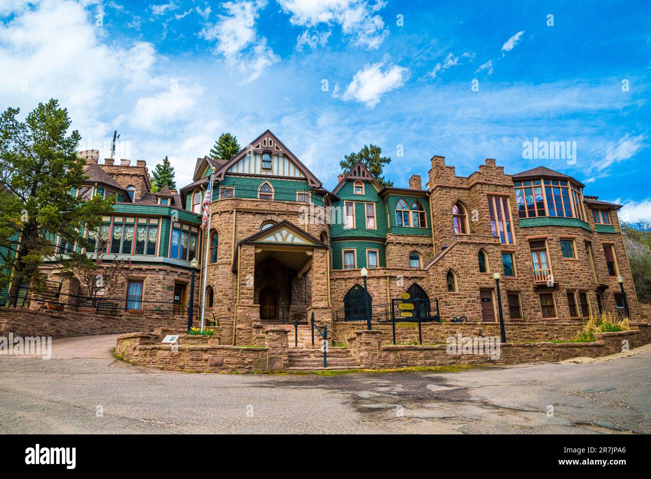 Tour di un castello del 1895 con un eclettico mix architettonico in C Foto Stock
