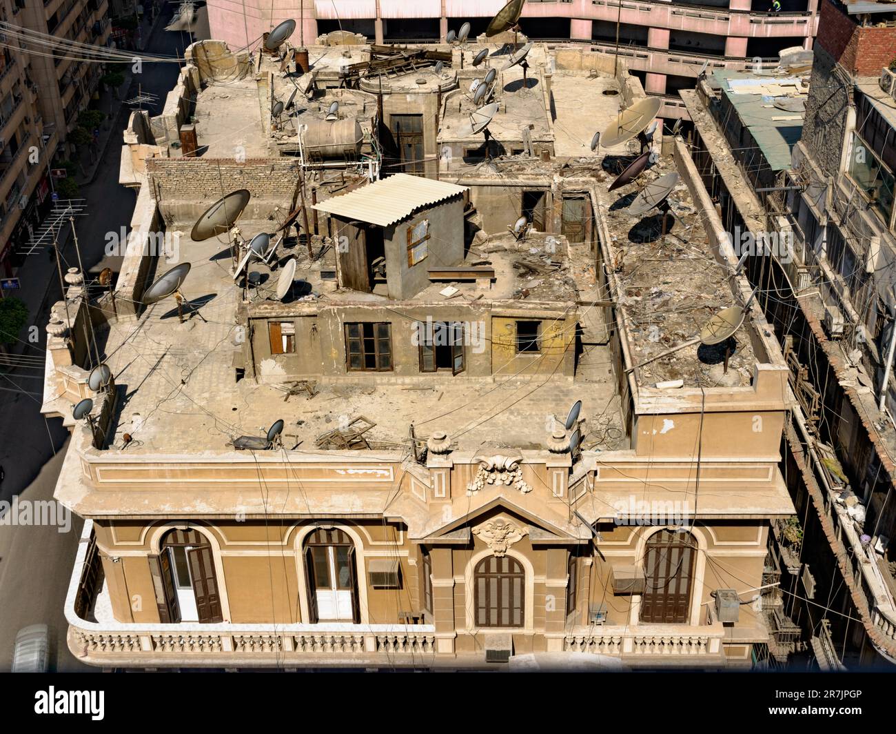 Antica architettura egiziana con immondizia sul tetto a Cairo City Foto Stock