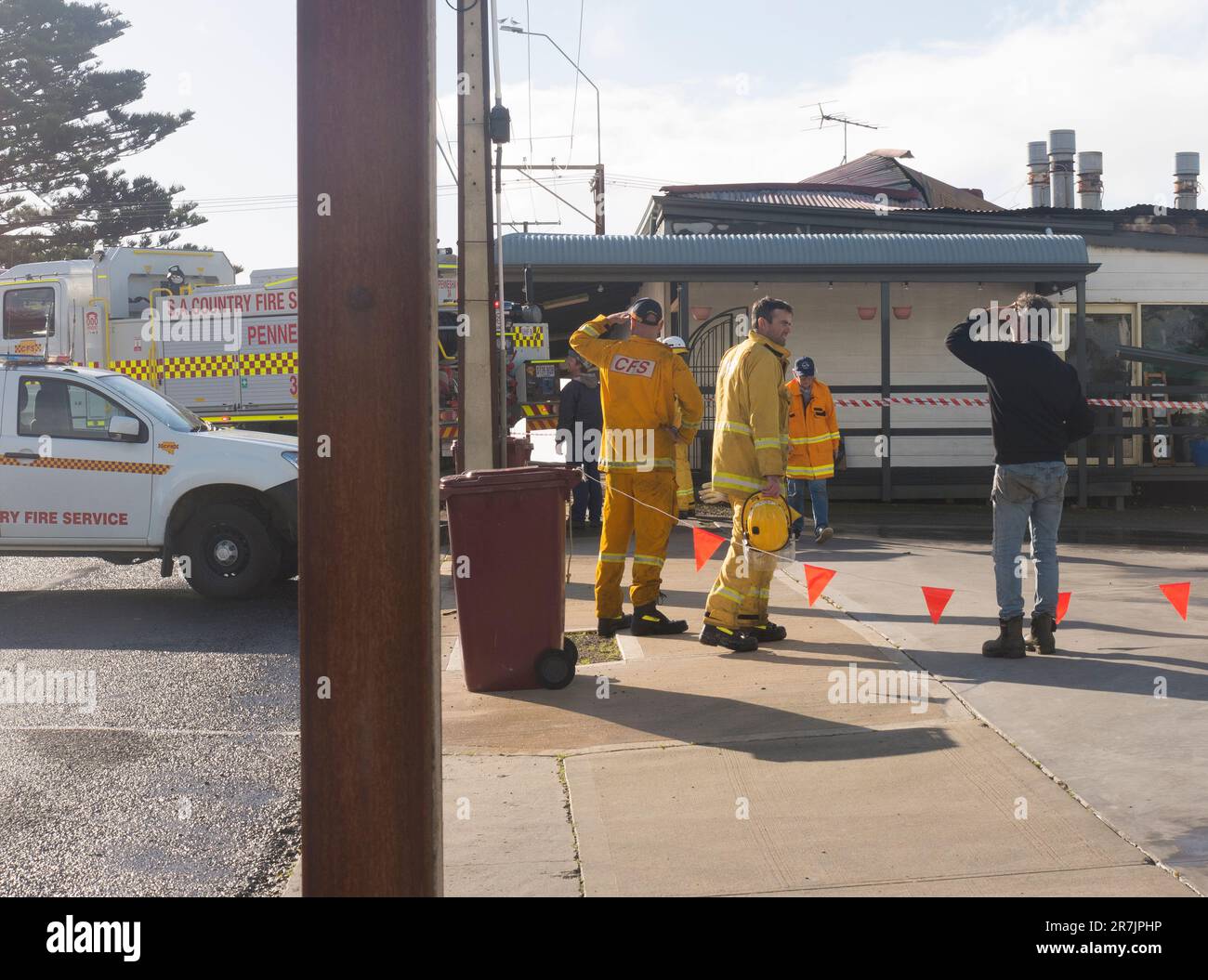 Volontari del Servizio antincendio in piedi al di fuori del ristorante danneggiato timido Wren a Penneshaw, Kangaroo Island, Australia. Foto Stock