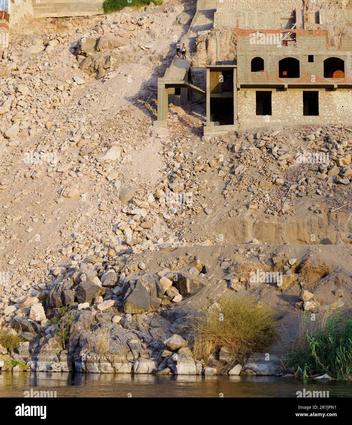 due joung uomini in piedi su un pendio di rocce schiacciate sulle scale Foto Stock