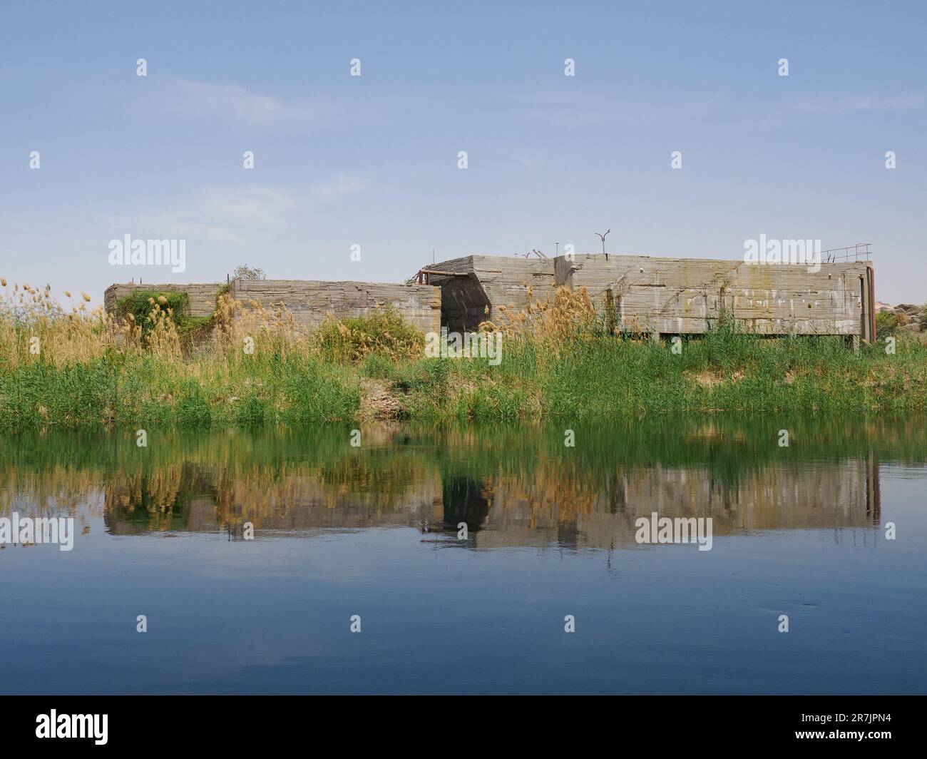 Bunker di cemento che riflette sui dintorni naturali delle paludi con Foto Stock