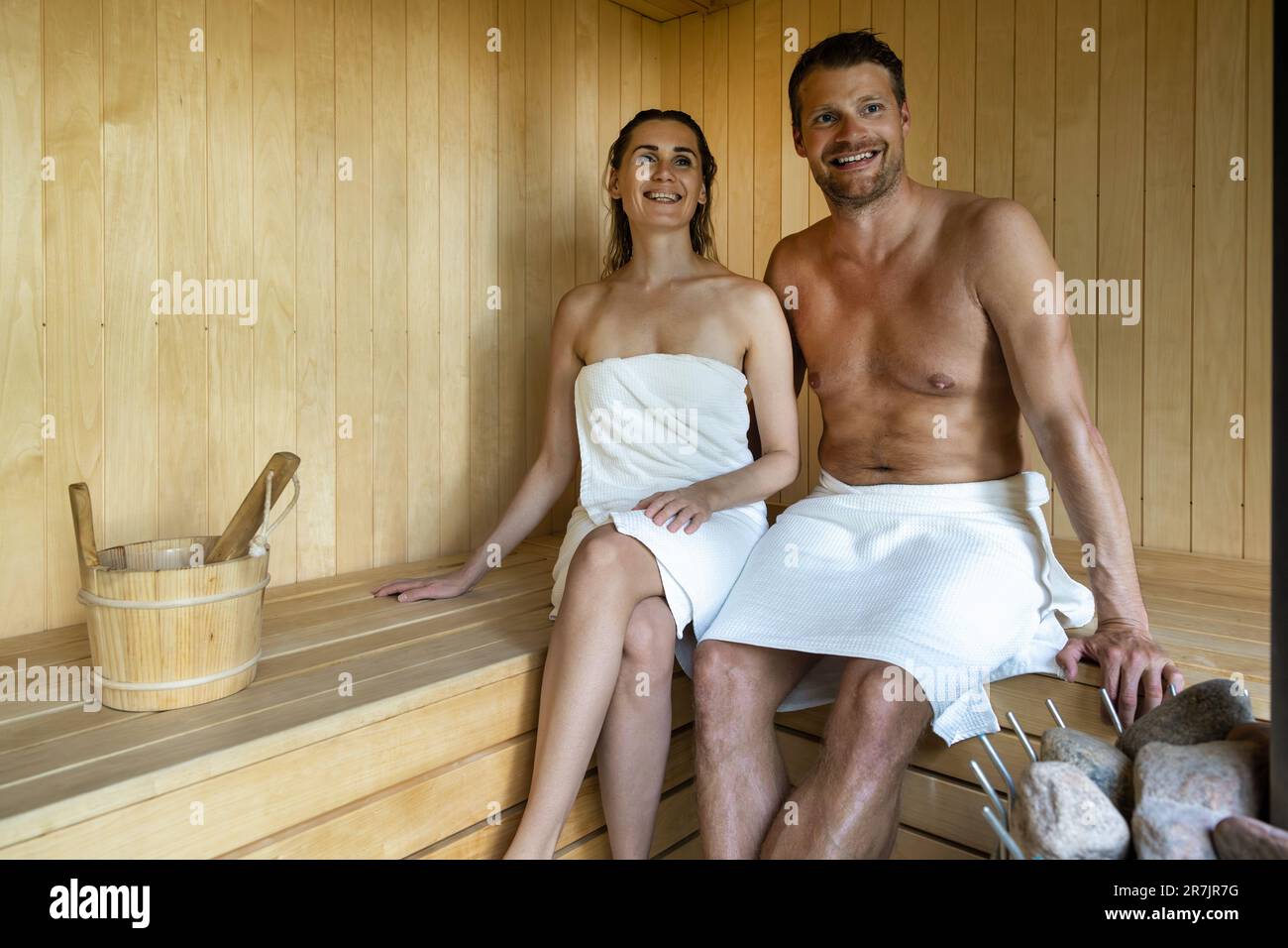 giovane coppia felice che si rilassa nella sauna. fuga romantica al centro benessere. spazio di copia Foto Stock