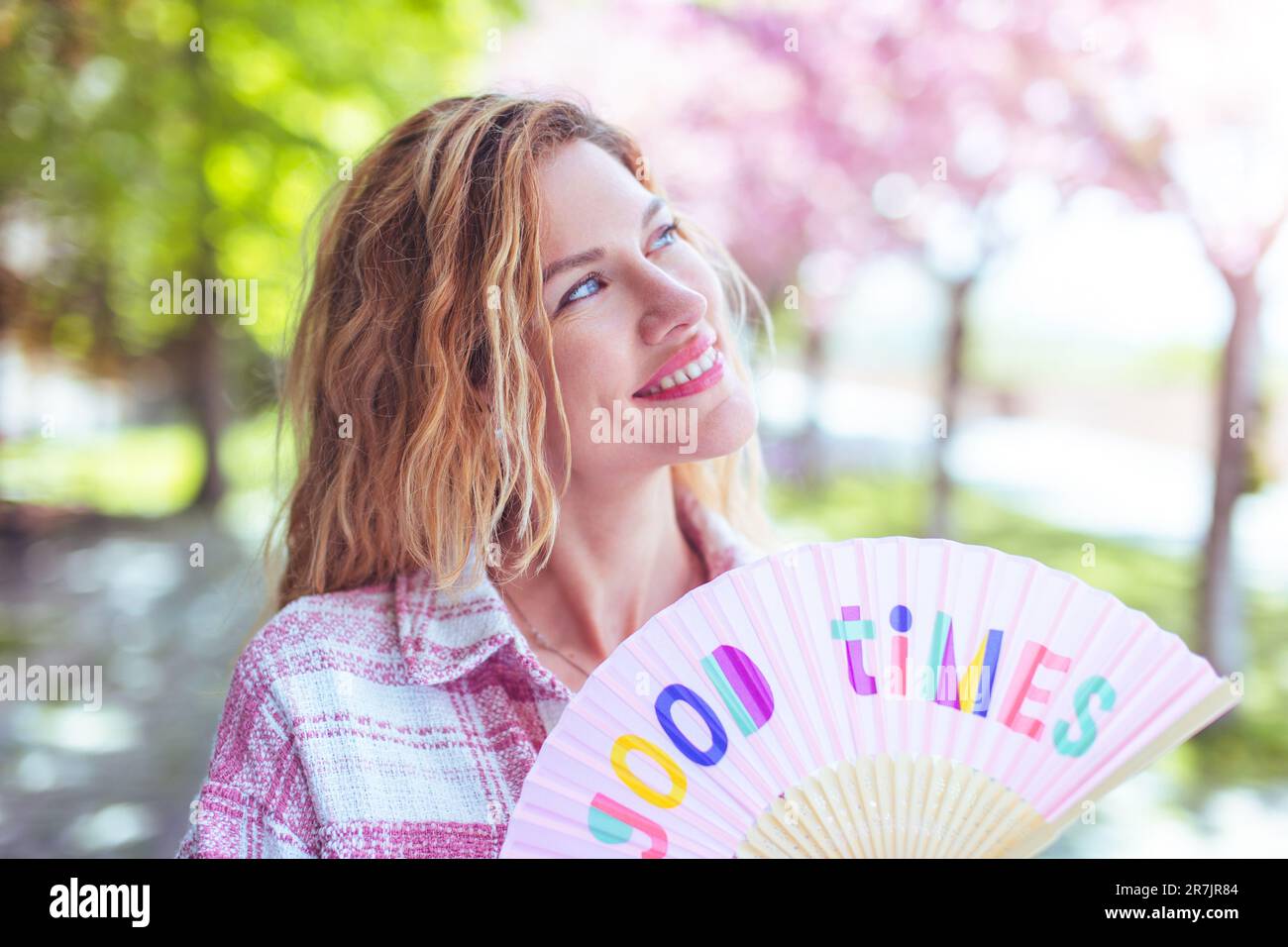 Donna ricordare sul concetto di tempi buoni nel parco Foto Stock