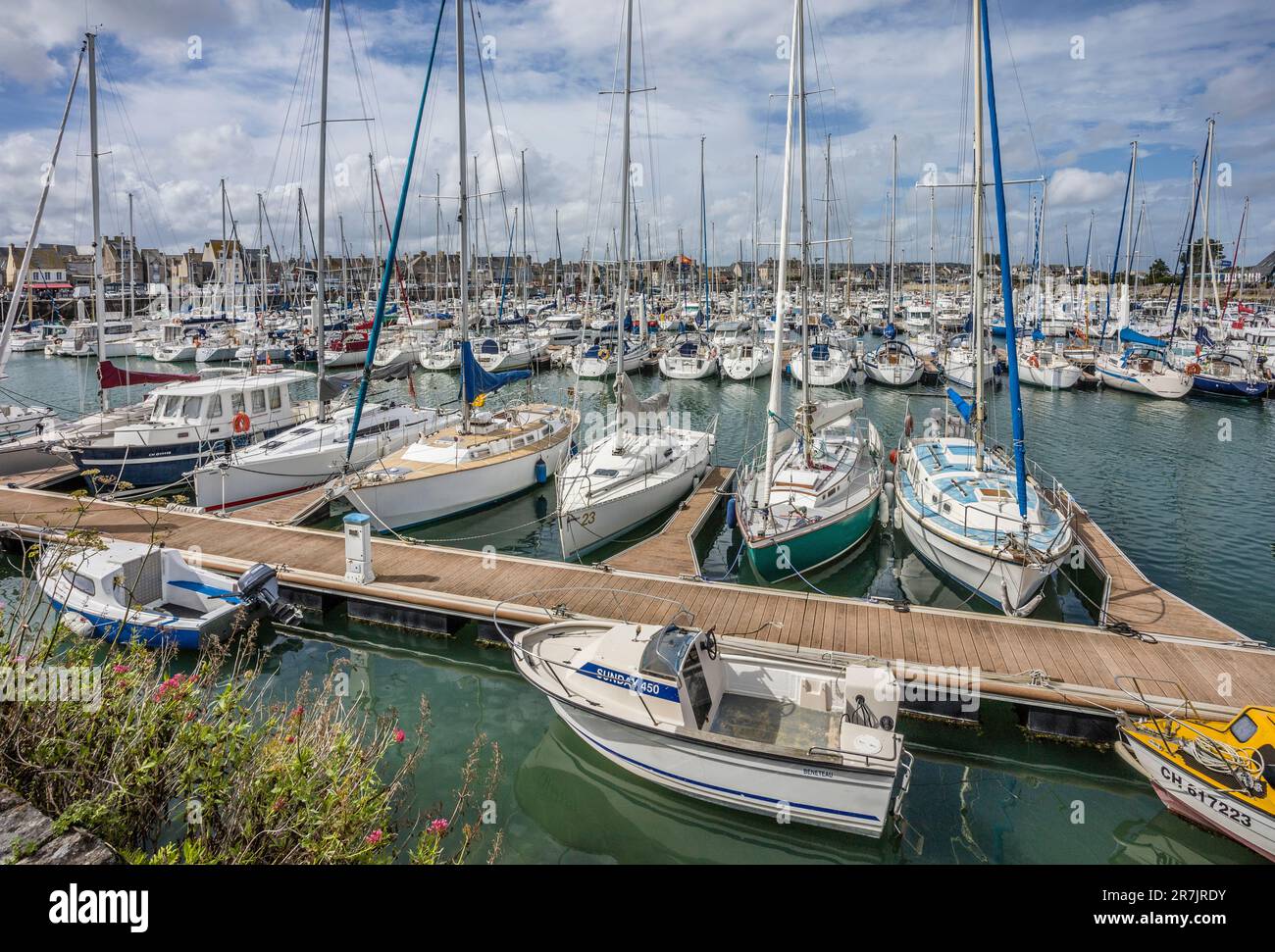 Il porto di Saint-Vaast-la-Houge;è condiviso da barche da pesca e yacht, la penisola del Cotentin, il dipartimento di Manch, Normandia, Francia Foto Stock