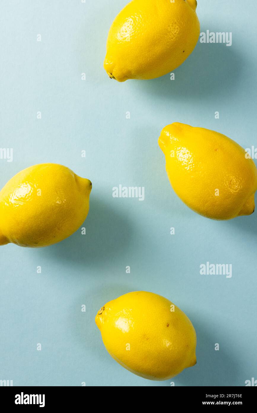 Vista dall'alto dei limoni freschi su sfondo blu, spazio di copia Foto  stock - Alamy