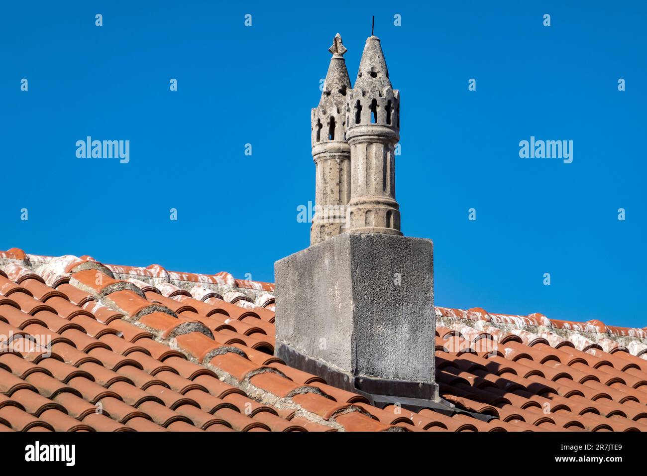 Camino decorativo in cemento e tegole bruciate su una casa sul mare, il villaggio di Rogoznica, Dalmazia, Croazia Foto Stock