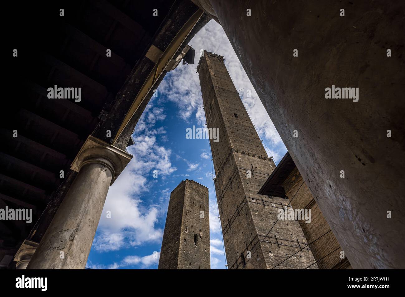 Vista grandangolare delle due Torri medievali (Torre degli Asinelli e Torre Garisenda) di Bologna, costruite nel 12th. Foto Stock