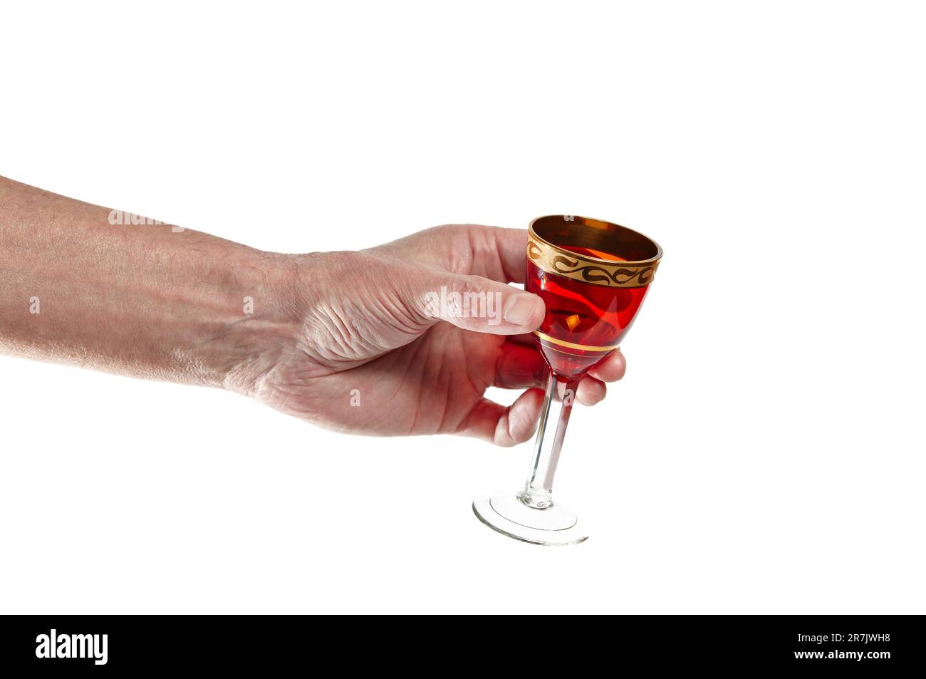 Mano da uomo che tiene il vetro vuoto del colpo isolato su uno sfondo bianco. Concetto di alcol, bevande, festa, degustazione, vacanza Foto Stock