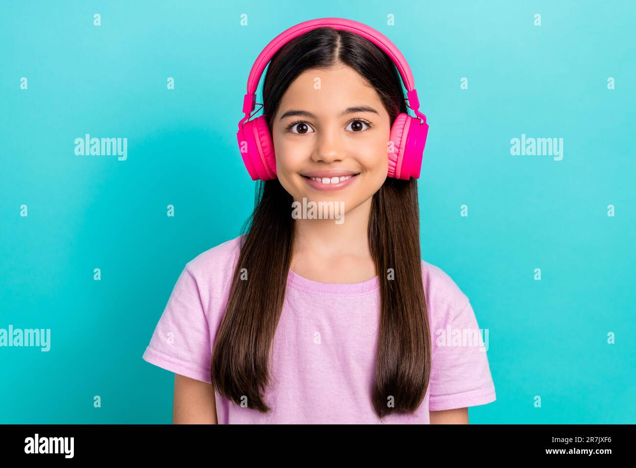 Foto della bambina indossa una t shirt rosa con cuffie wireless