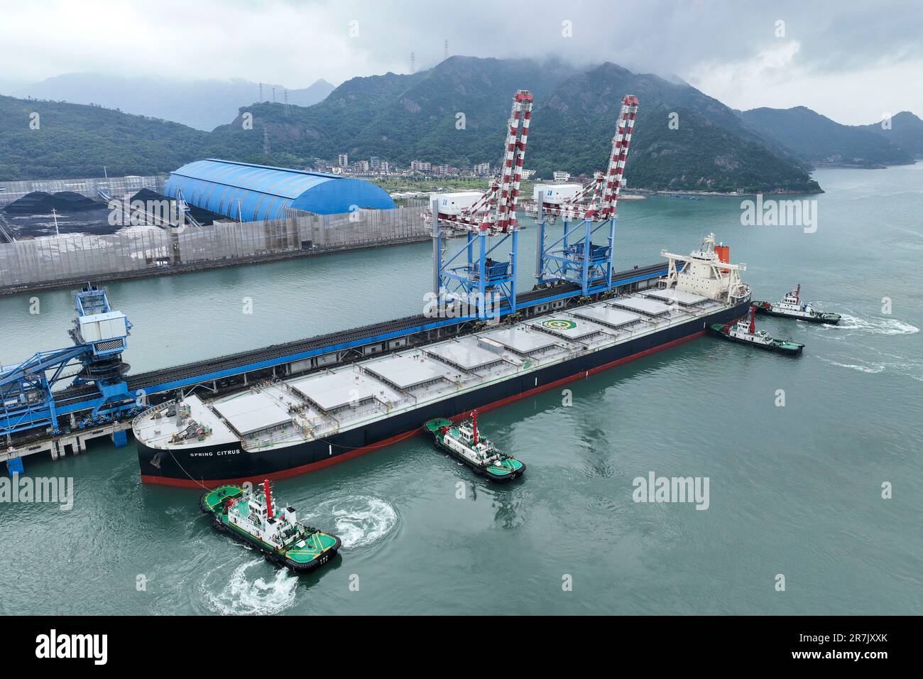 Una foto aerea mostra una nave che trasporta 154.100 tonnellate di carbone al porto di Huaneng (Fujian) nella baia di Luoyuan a Fuzhou, provincia di Fujian, Cina, 16 giugno 202 Foto Stock