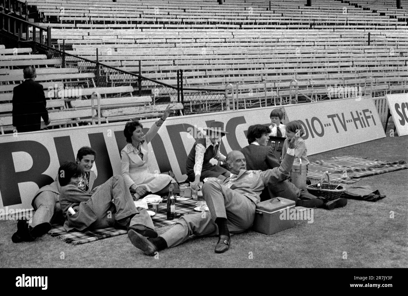 Incontro annuale di cricket Eton contro Harrow al Lords Cricket Ground. I genitori e gli studiosi amano fare un picnic con gli amici. St Johns Wood, Londra, Inghilterra circa giugno 1975. 1970S REGNO UNITO HOMER SYKES Foto Stock