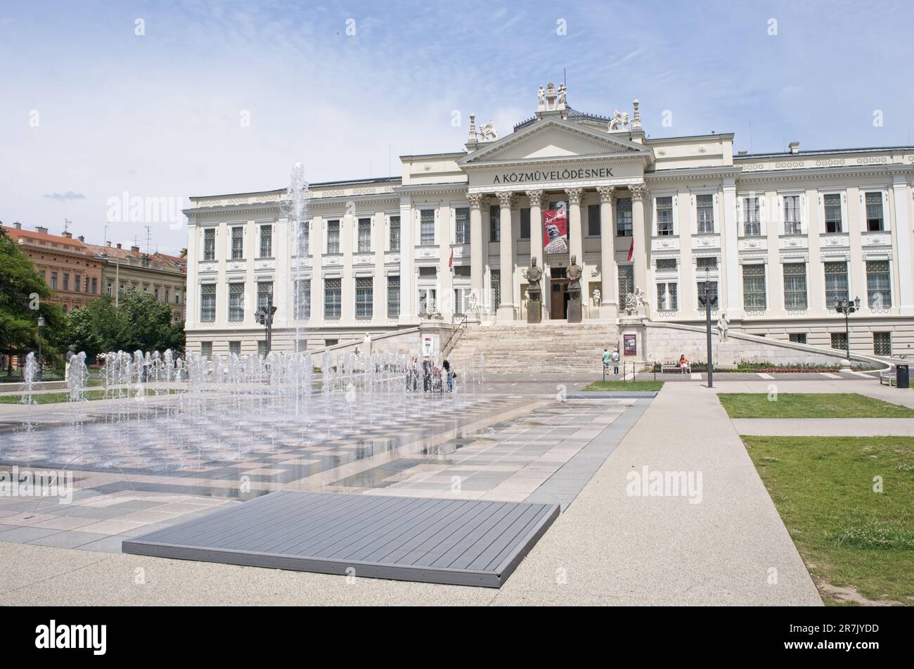 Szeged, Ungheria - 15 giugno 2023: Una passeggiata nel centro della città di Szeged nel sud-ovest dell'Ungheria in una giornata di sole primavera. Museo Ferenc Mora. Selettivo fo Foto Stock