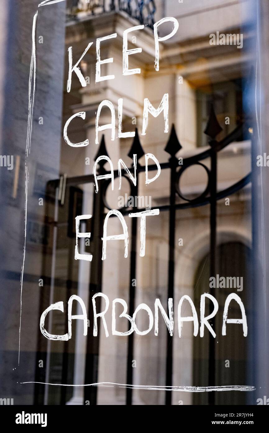 Mantenere la calma e mangiare carbonara segno in una finestra ristorante a la Valletta, Malta Foto Stock