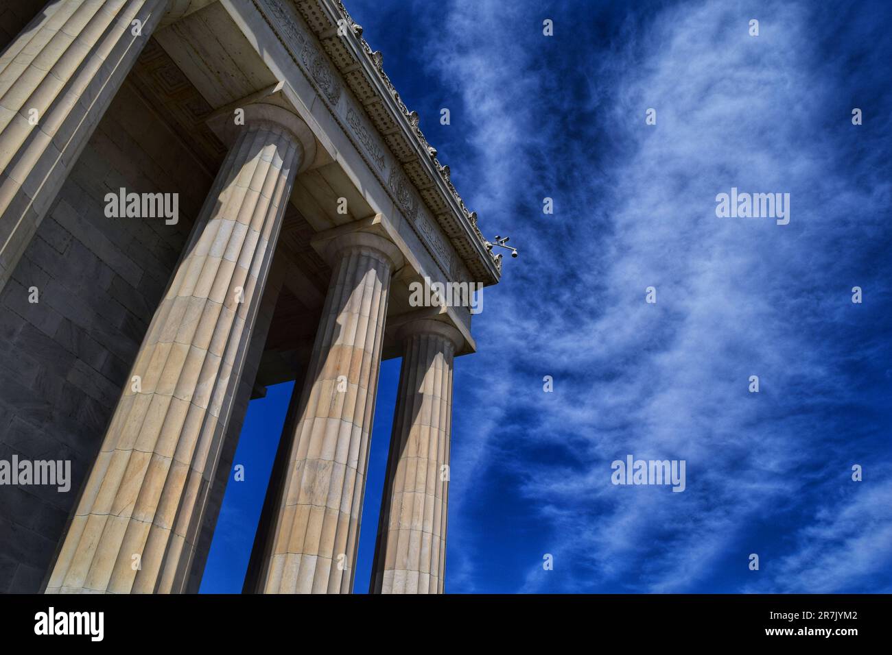 Il fascino baciato dal sole di Washington DC: Ammira i maestosi monumenti che si erodono alti, immersi nella luce del sole dorata, catturando l'essenza dell'America e la sua ricca storia Foto Stock