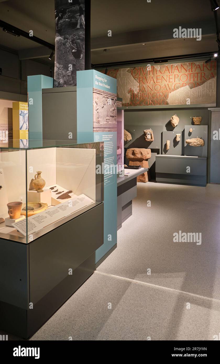 Esposizione al museo di manufatti romani presso la città romana di Wroxeter, Wroxeter, vicino a Shrewsbury, Shropshire Foto Stock