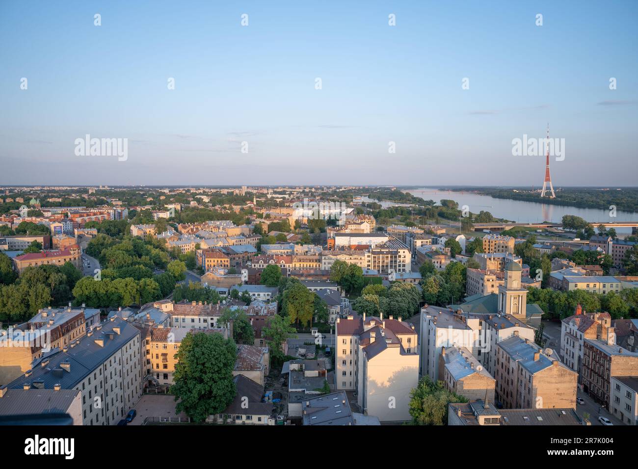 Una splendida vista su riga dalla piattaforma di osservazione dell'Accademia lettone Foto Stock