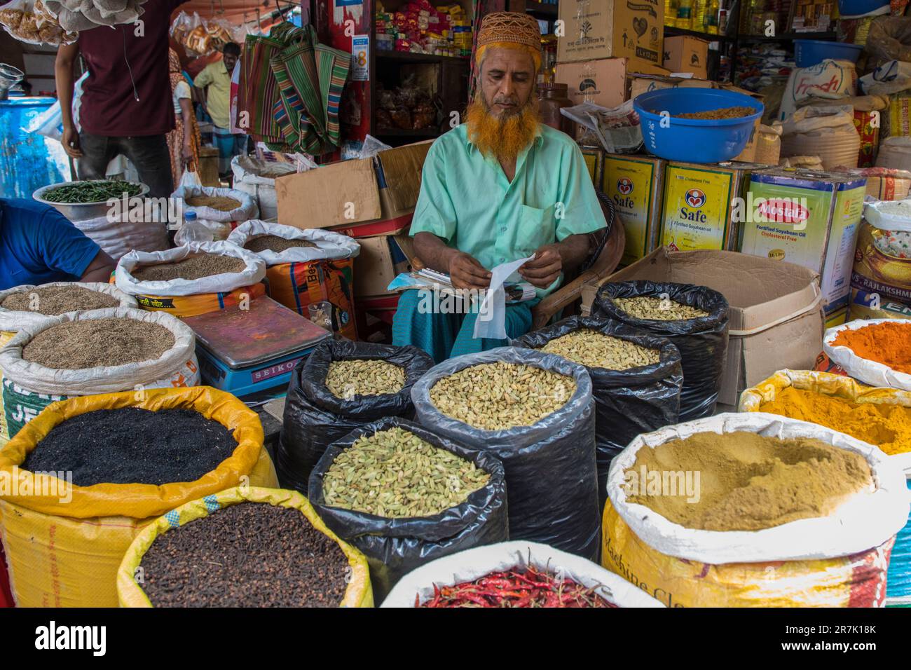Venditore di spezie in un mercato di villaggio a Ghior a Manikganj, Bangladesh Foto Stock