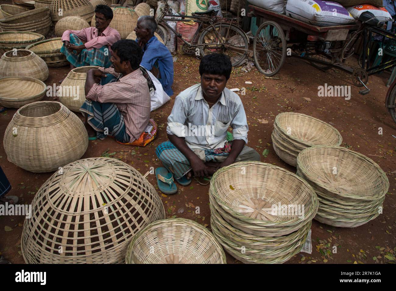 I prodotti di bambù sono esposti per la vendita a Ghior Bazar a Manikganj, Bangladesh Foto Stock