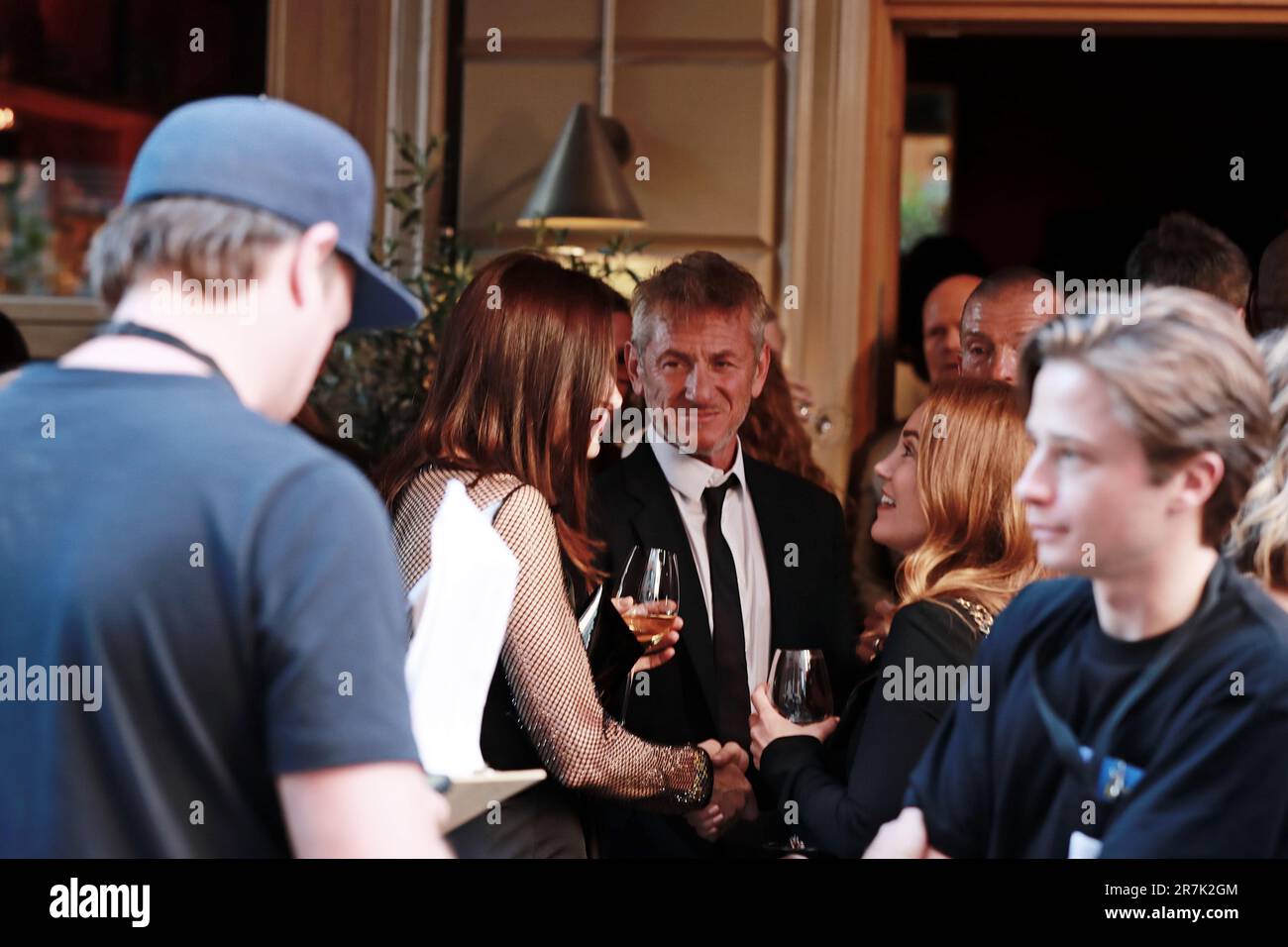 Sean Penn e la sua nuova fidanzata Olga Korotyayeva arrivano alla Brasserie Astoria di Stoccolma, in Svezia, il 14 giugno 2023. Sean Penn è in magazzino Foto Stock