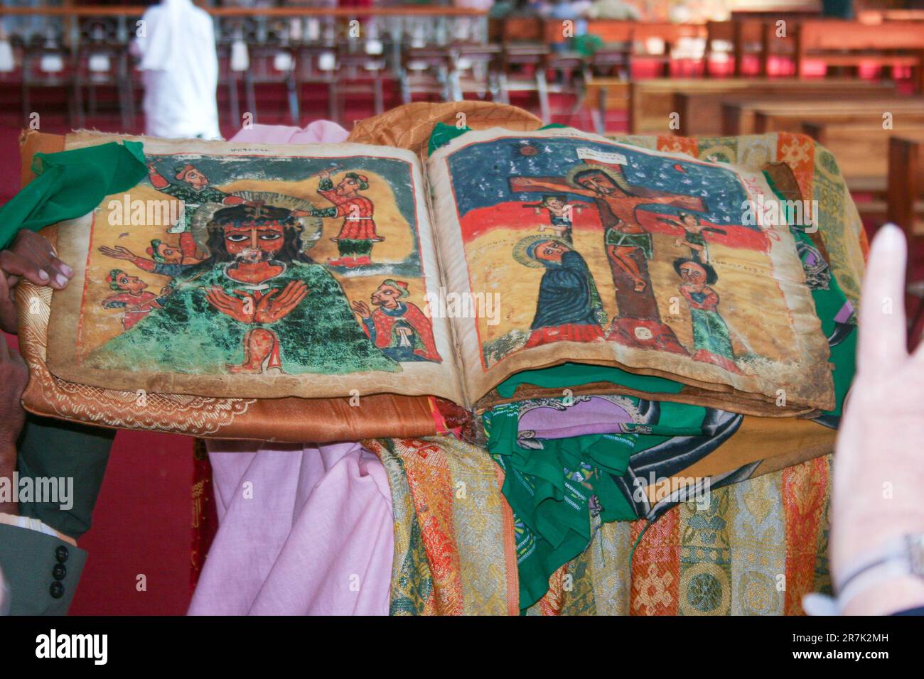 Africa, Etiopia, Axum, la Chiesa di nostra Signora Maria di Sion ha detto di ospitare l'Arca Biblica dell'Alleanza manoscritto di 100 anni conosciuto come 'il Mira Foto Stock