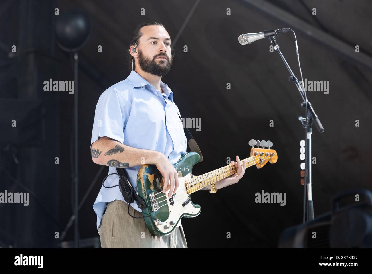 Oslo, Norvegia. 15th giugno, 2023. La rock band inglese The 1975 ha tenuto un concerto dal vivo durante il festival musicale norvegese Piknik i Parken 2023 di Oslo. Qui il bassista Ross MacDonald è visto dal vivo sul palco. (Photo Credit: Gonzales Photo/Alamy Live News Foto Stock
