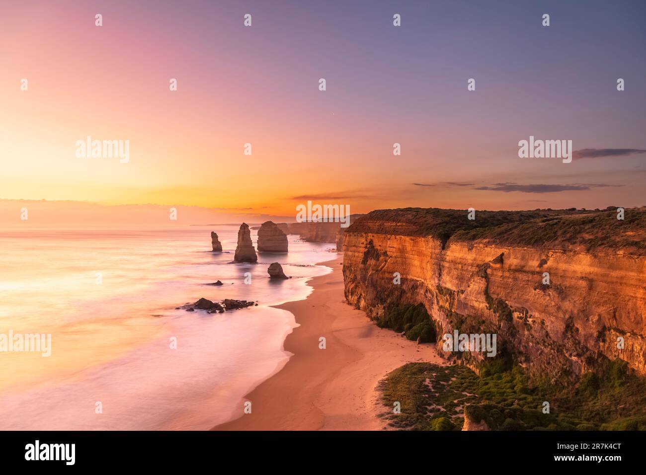 Australia, Victoria, lunga esposizione di dodici Apostoli nel Parco Nazionale di Port Campbell al tramonto Foto Stock