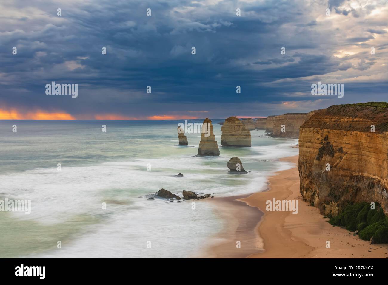 Australia, Victoria, lunga esposizione di nuvole temporesche su dodici Apostoli nel Parco Nazionale di Port Campbell Foto Stock