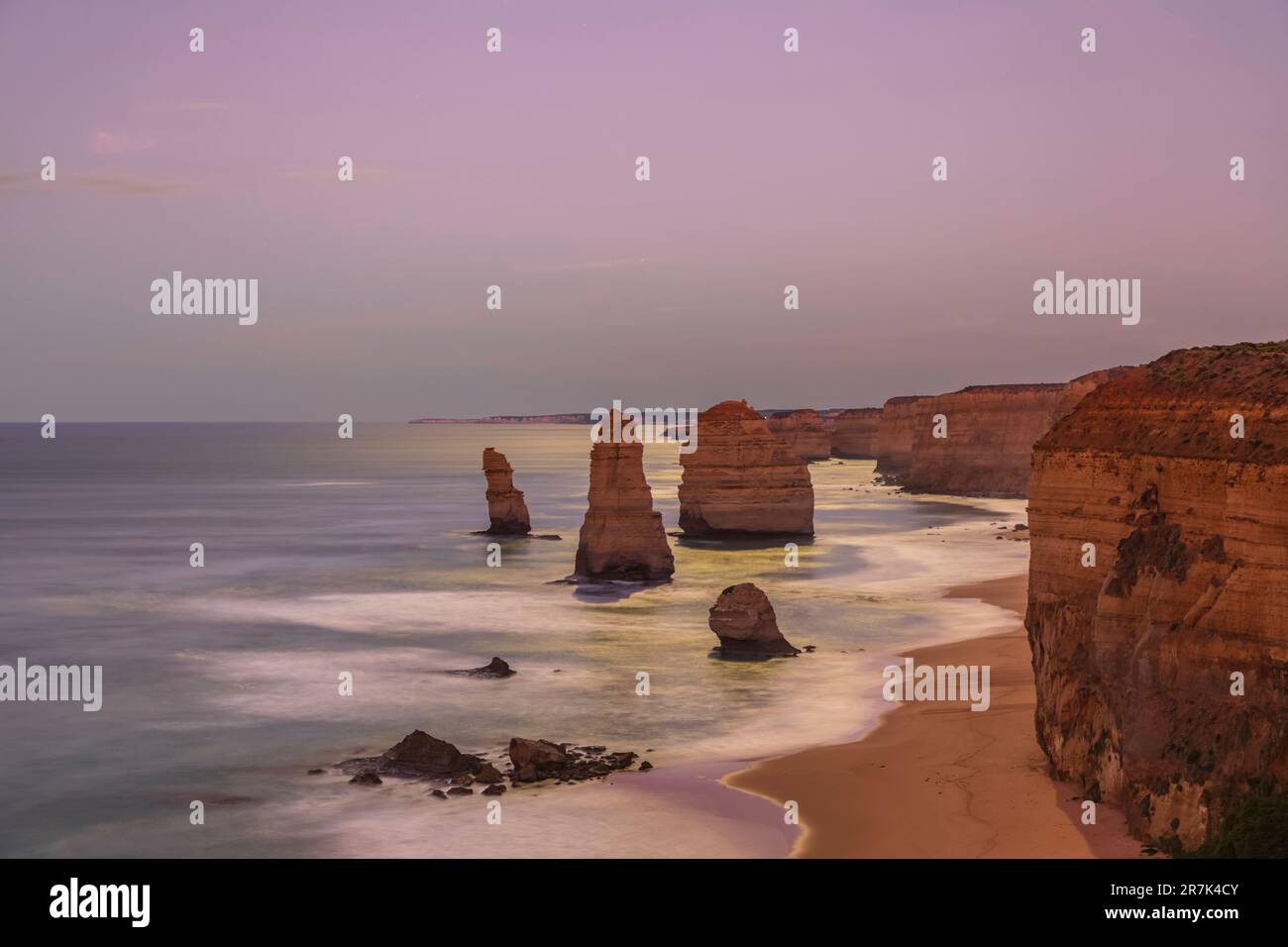 Australia, Victoria, lunga esposizione di dodici Apostoli nel Parco Nazionale di Port Campbell all'alba Foto Stock