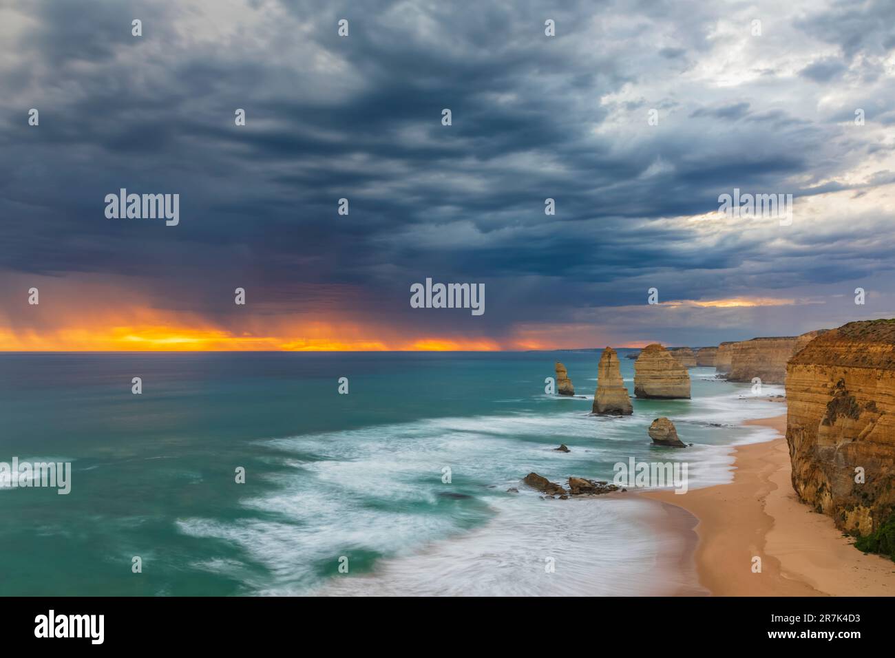 Australia, Victoria, lunga esposizione di nuvole temporesche su dodici Apostoli nel Parco Nazionale di Port Campbell Foto Stock