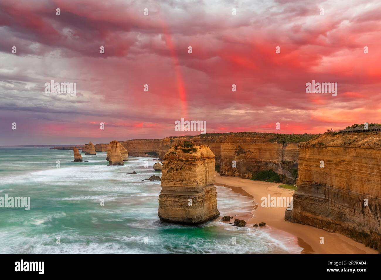 Australia, Victoria, lunga esposizione di dodici Apostoli all'alba nuvolosa Foto Stock