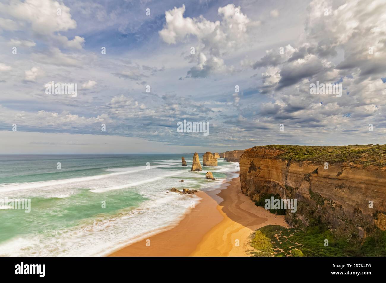 Australia, Victoria, Vista delle nuvole sulla spiaggia sabbiosa nel Parco Nazionale di Port Campbell con dodici Apostoli sullo sfondo Foto Stock