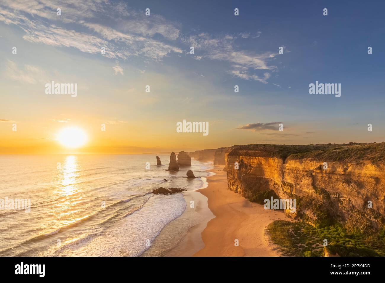 Australia, Victoria, Vista dei dodici Apostoli nel Parco Nazionale di Port Campbell al tramonto Foto Stock