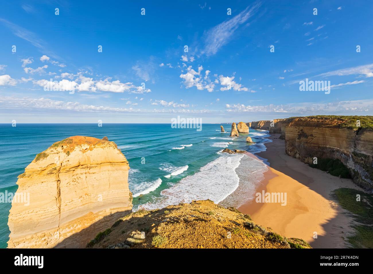 Australia, Victoria, Vista della spiaggia sabbiosa nel Parco Nazionale di Port Campbell con dodici Apostoli sullo sfondo Foto Stock