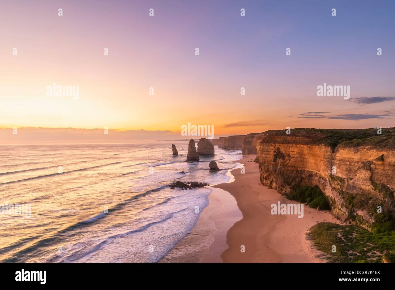 Australia, Victoria, Vista dei dodici Apostoli nel Parco Nazionale di Port Campbell al tramonto Foto Stock