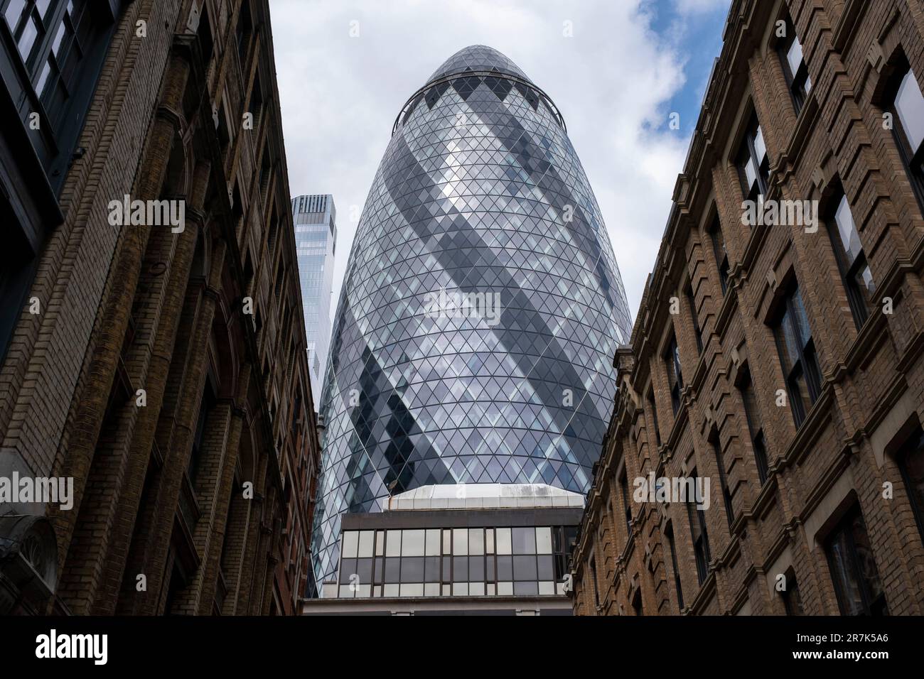 30 St Mark Axe, affettuosamente soprannominato il Gherkin contrasta con vecchi edifici nella City di Londra il 25th maggio 2023 a Londra, Regno Unito. La City of London è una città, una contea cerimoniale e un distretto governativo locale che contiene il principale distretto finanziario centrale CBD di Londra. La città di Londra è ampiamente indicata semplicemente come la città è conosciuta anche colloquialmente come il miglio quadrato. Foto Stock