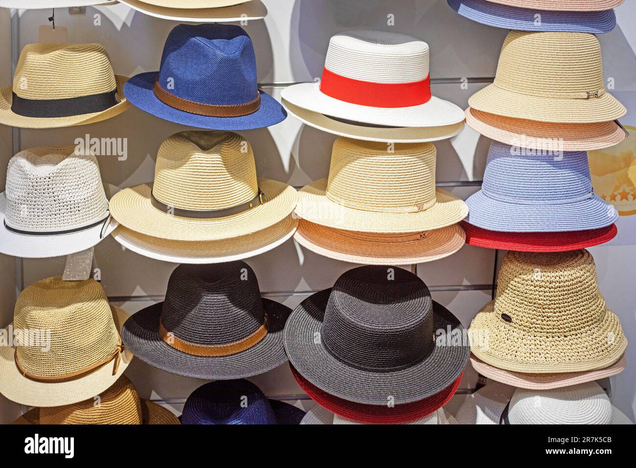 eleganti cappelli estivi da uomo in esposizione. Moda tutti i giorni Foto Stock