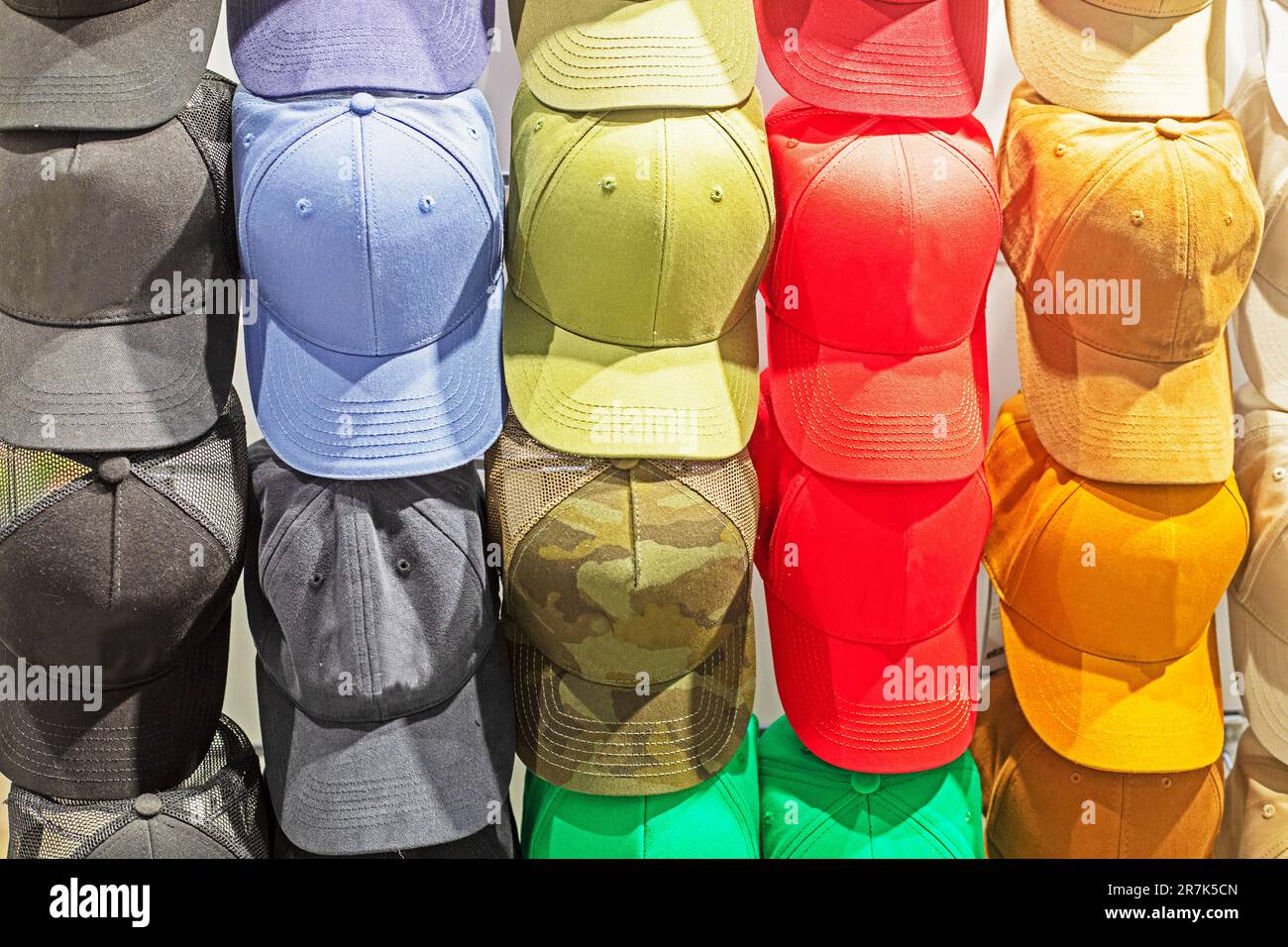 eleganti berretti estivi da uomo in esposizione. Moda tutti i giorni Foto Stock