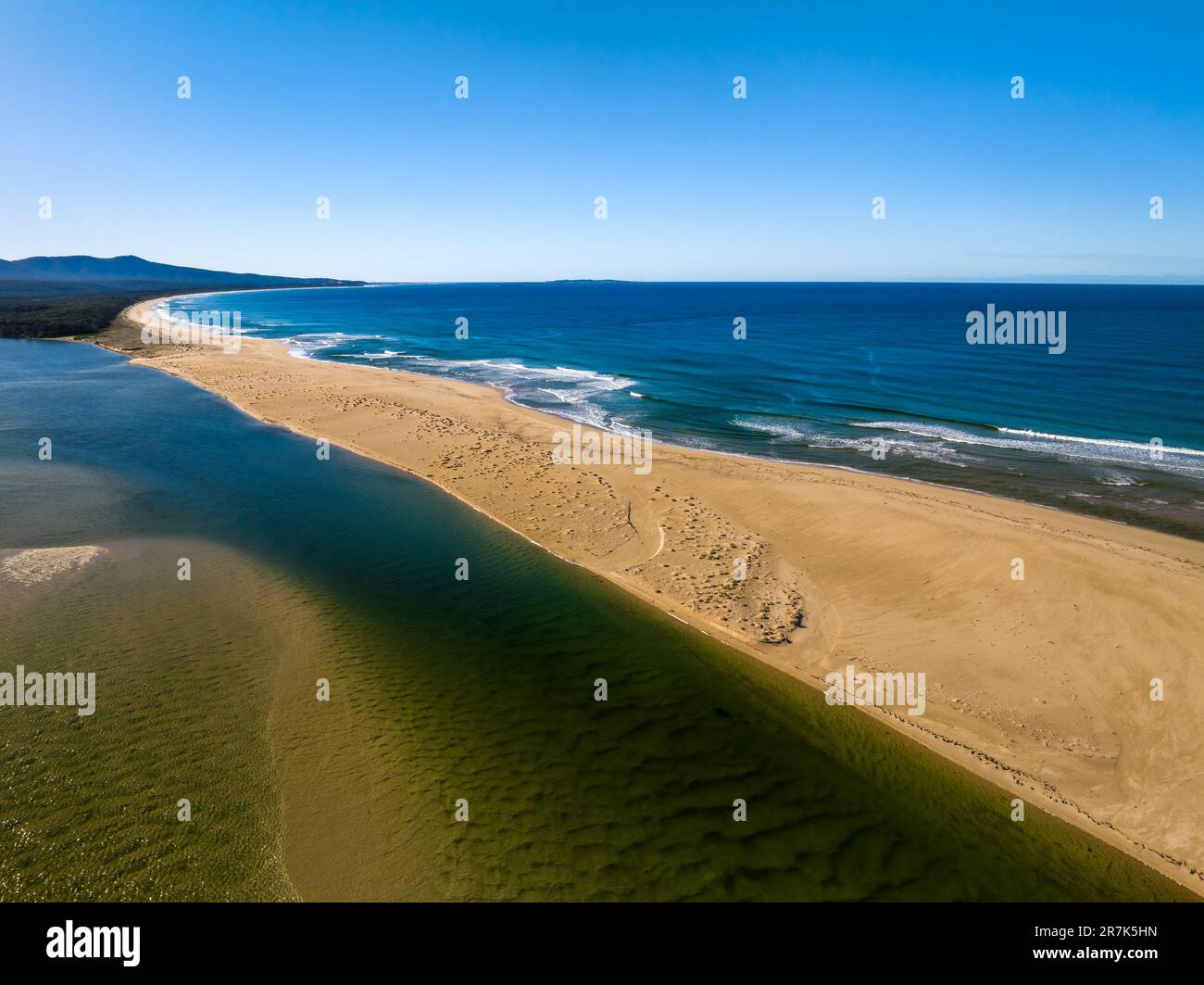 Cielo blu vista diurna della costa sul mare e il fiume Wallagaraugh a Mallacoota, Victoria, Australia Foto Stock
