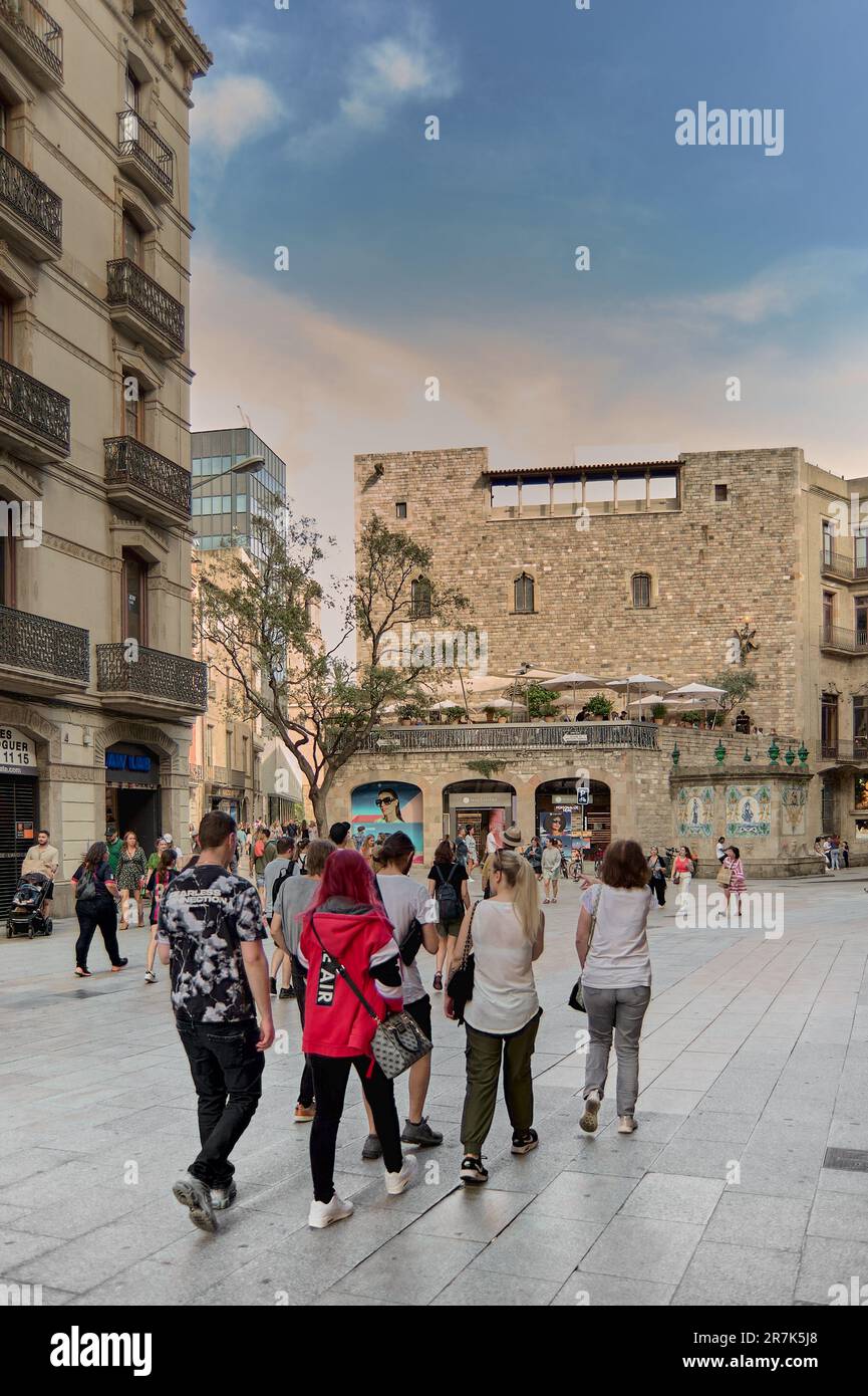 Barcellona, Spagna - 16 giugno 2023: Vista generale della facciata del Circolo artistico reale sullo sfondo dell'immagine nella via arcos del ci Foto Stock