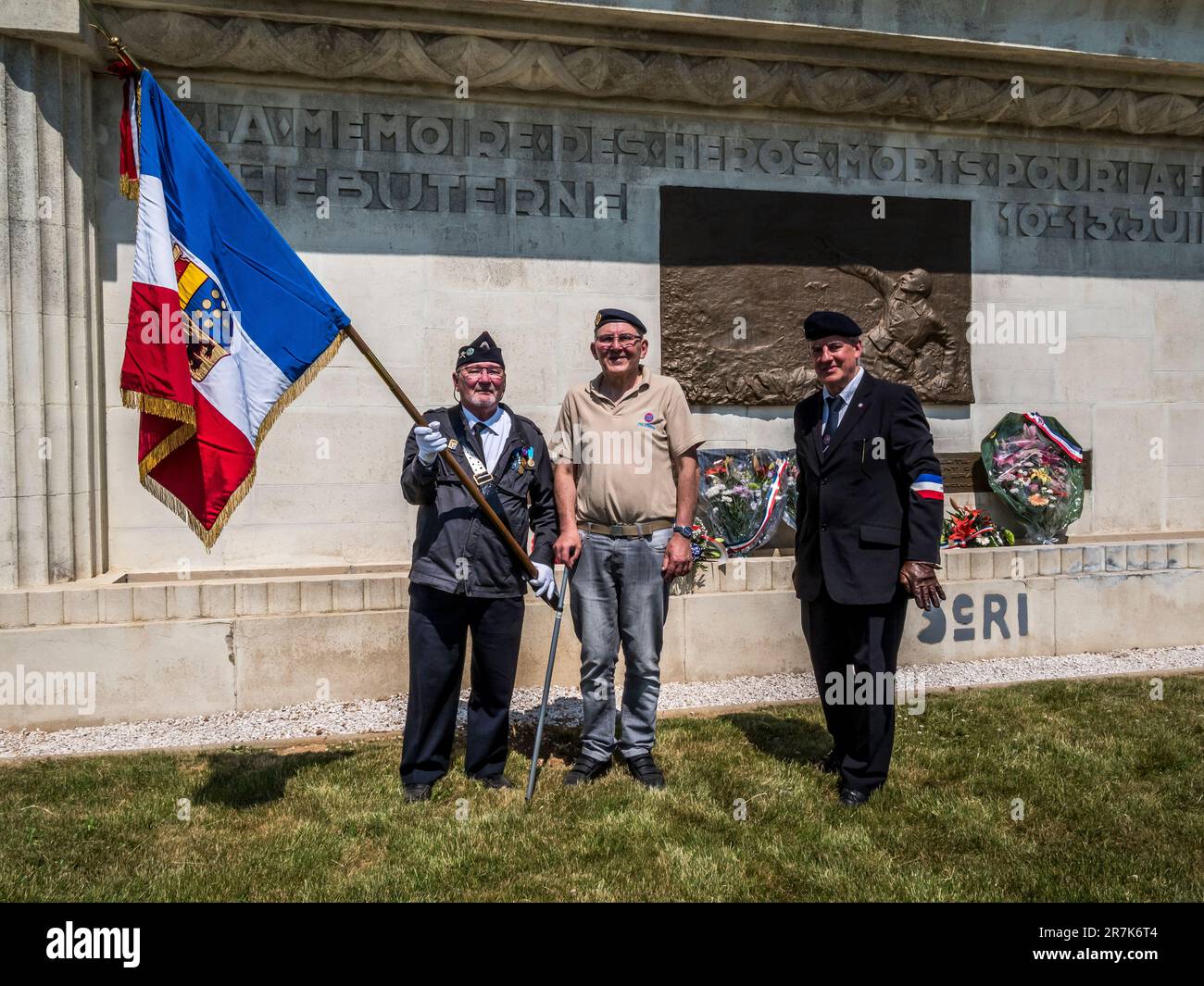 Questa immagine è della parata commemorativa francese al Cimitero francese della prima guerra mondiale a Serre per commemorare i soldati francesi KIA nella prima battaglia della somme Foto Stock