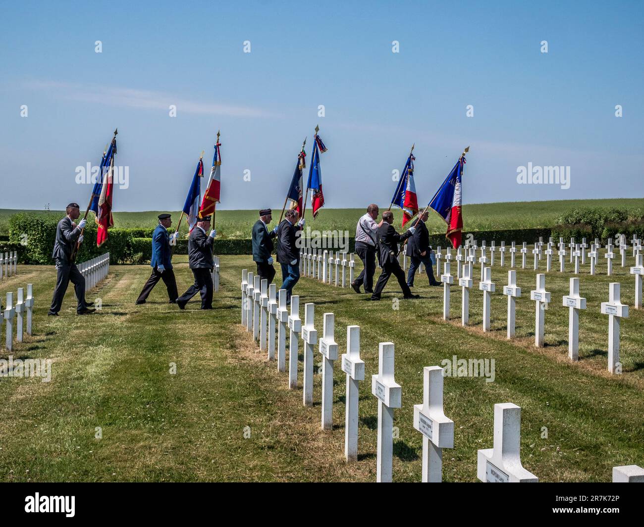 Questa immagine è della parata commemorativa francese al Cimitero francese della prima guerra mondiale a Serre per commemorare i soldati francesi KIA nella prima battaglia della somme Foto Stock