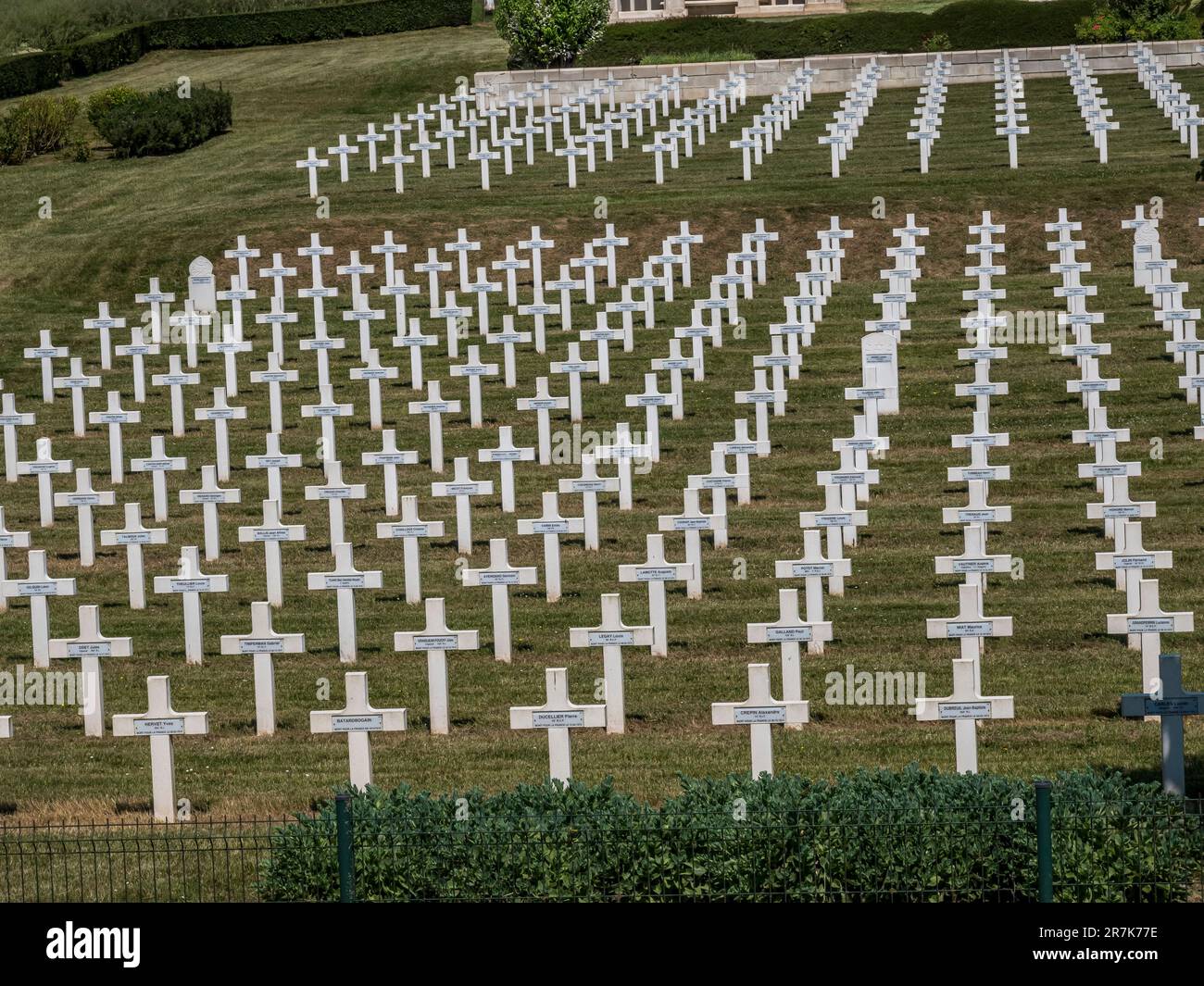 Questa immagine è del Cimitero francese nel villaggio di Serre che commemora i soldati francesi KIA durante la prima battaglia della somme Foto Stock