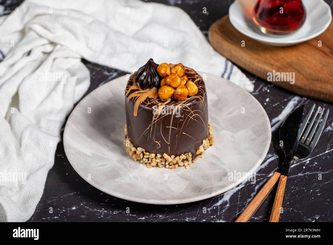 Torta al caramello e al cioccolato su un tavolo di marmo scuro. Deliziosa torta sul piatto Foto Stock