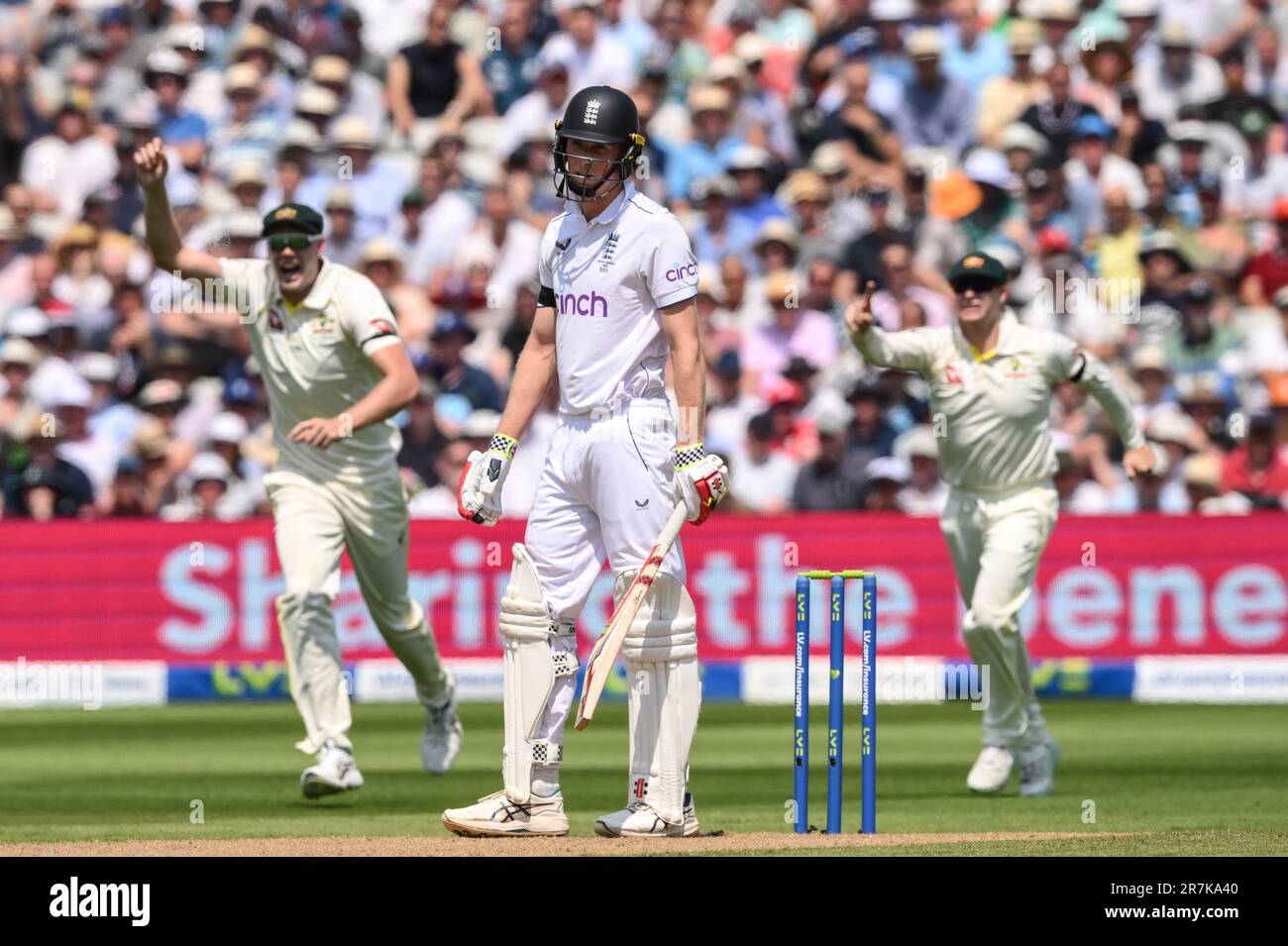 Zak Crawley, un'Inghilterra sconsolata dopo essere stato escluso durante il LV= Insurance Ashes First Test Series Day 1 Inghilterra vs Australia a Edgbaston, Birmingham, Regno Unito, 16th giugno 2023 (Foto di Craig Thomas/News Images) Foto Stock