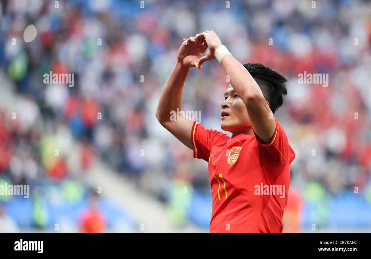 Dalian, provincia cinese di Liaoning. 16th giugno, 2023. LIN Liangming della Cina celebra il suo obiettivo durante un calcio internazionale amichevole tra la Cina e Myanmar a Dalian, nella provincia di Liaoning della Cina nord-orientale, 16 giugno 2023. Credit: CAO Can/Xinhua/Alamy Live News Foto Stock